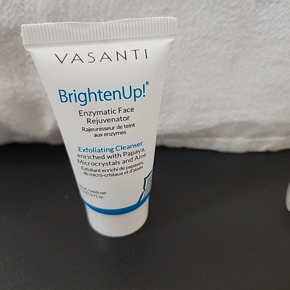 Assorted Skincare Sample Set - Picture 6 of 16